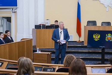 Старшеклассники заняли депутатские кресла